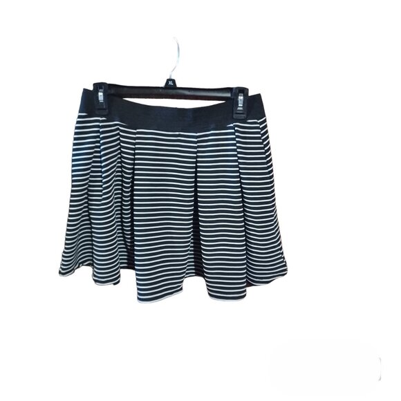 Romeo & Juliet Couture Dresses & Skirts - Romeo & Juliet Couture Black & White Striped Skirt EUC